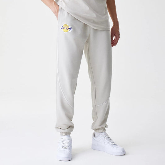 The Male model is wearing LA Lakers NBA Piping Cream Joggers 1