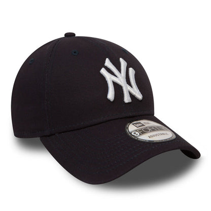 This is a New York Yankees Essential Navy 9FORTY Cap 3